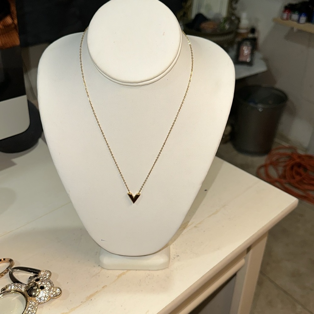 in fashion lv necklace 18” long - Picture 3 of 14